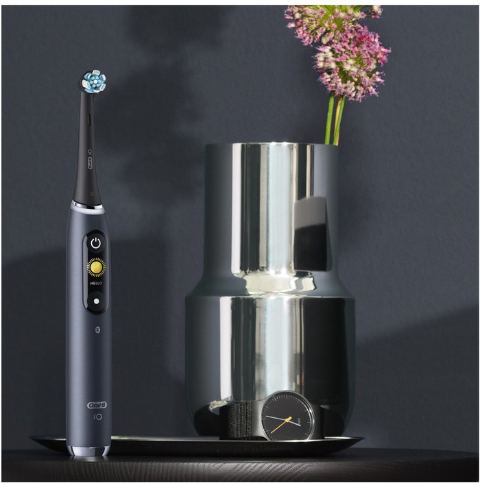 Oral-B iO 9 Holiday Edition met extra opzetborstels product in gebruik
