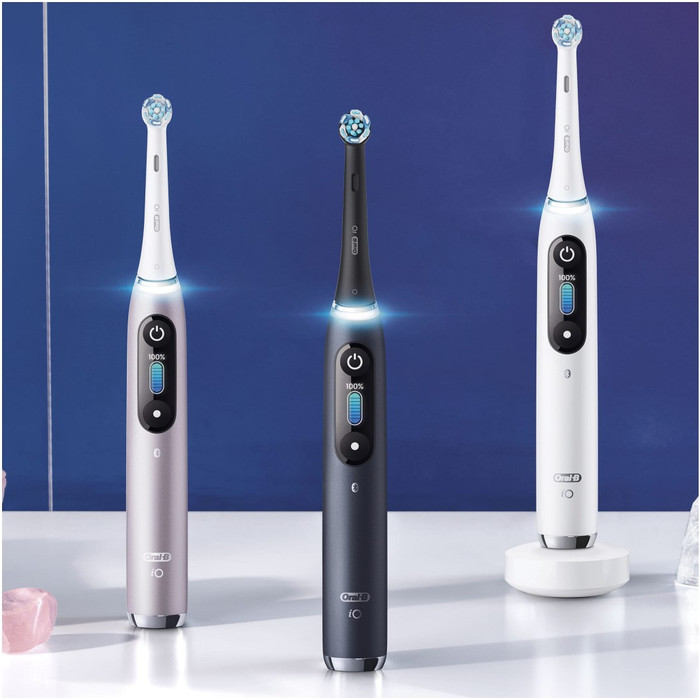 Oral-B iO 9 Holiday Edition met extra opzetborstels product in gebruik