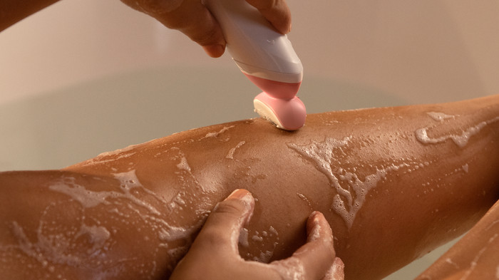 Philips Lumea IPL 8000 Series BRI947/00 + Philips BRL146/00 ladyshave product in use
