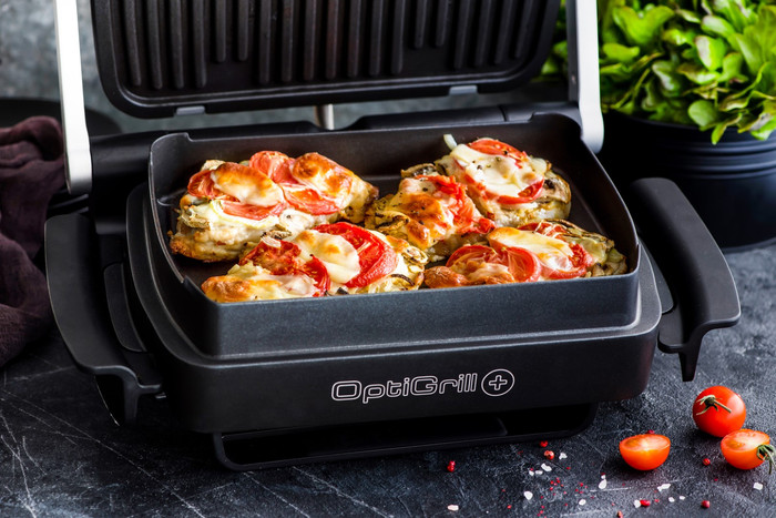 Tefal OptiGrill XL GC724D + Snacking & Baking Accessory product in use