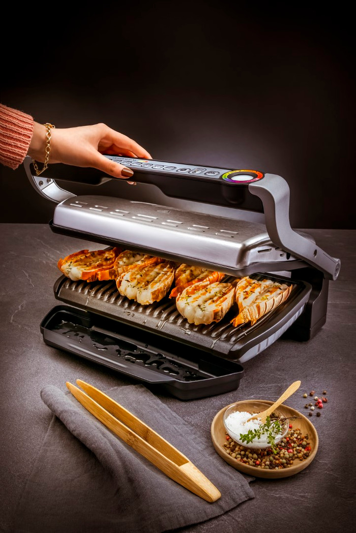 Tefal OptiGrill XL GC724D + Snacking & Baking Accessory product in use