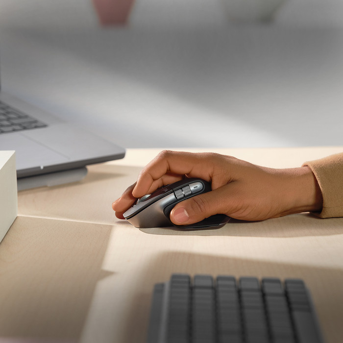 Logitech MX Master 3S voor Mac Space Grey product in gebruik