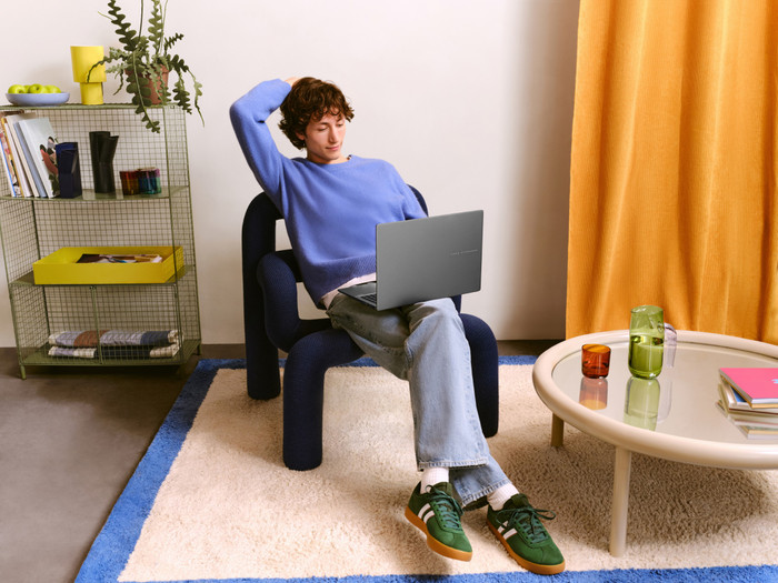 ASUS Vivobook S16 OLED Copilot+ PC M3607GA-SH004W Azerty product in gebruik