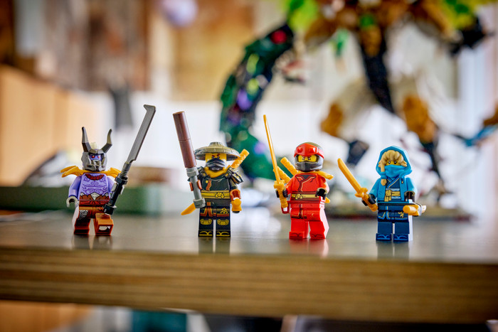 LEGO Ninjago Ultra Drakenstrijd 71872 product in gebruik