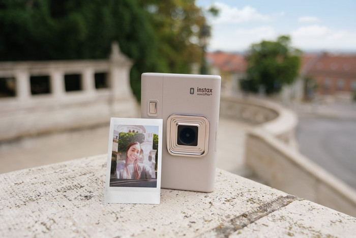 Fujifilm Instax Mini LiPlay+ Sand Beige product in gebruik