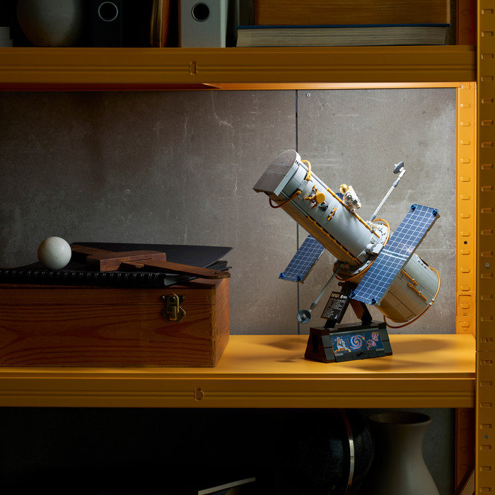 LEGO Icons Ruimtetelescoop Hubble 11382 product in gebruik