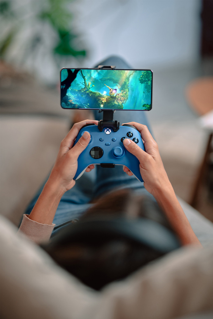 Microsoft Xbox Series X en S Wireless Controller Blauw product in gebruik