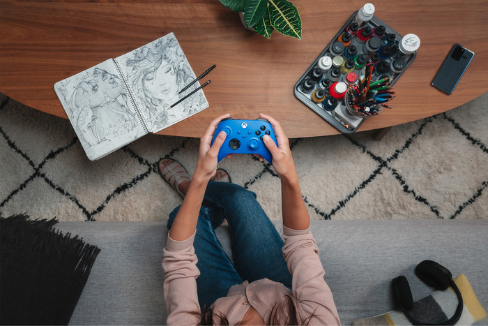 Microsoft Xbox Series X en S Wireless Controller Blauw product in gebruik