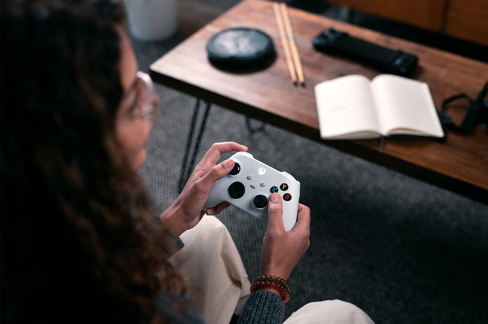 Microsoft Xbox Series X en S Wireless Controller Robot Wit product in gebruik