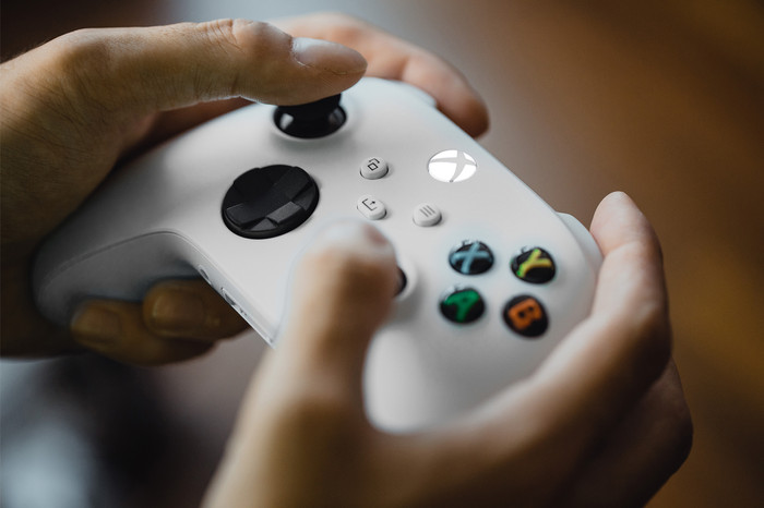 Microsoft Xbox Series X en S Wireless Controller Robot Wit product in gebruik