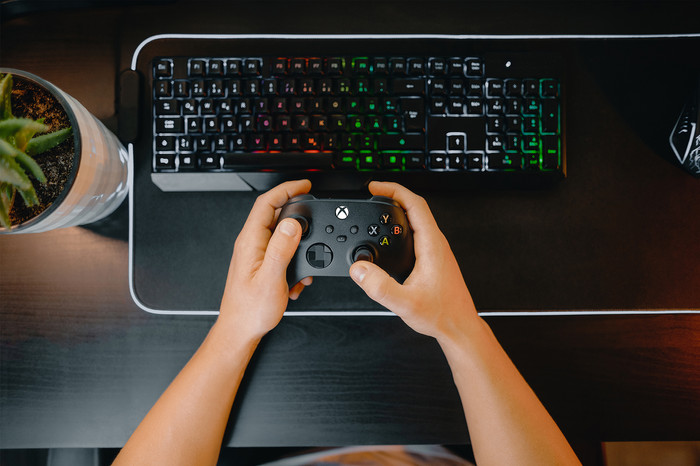 Xbox Series S 1TB Black + Wireless Controller Carbon Black product in use