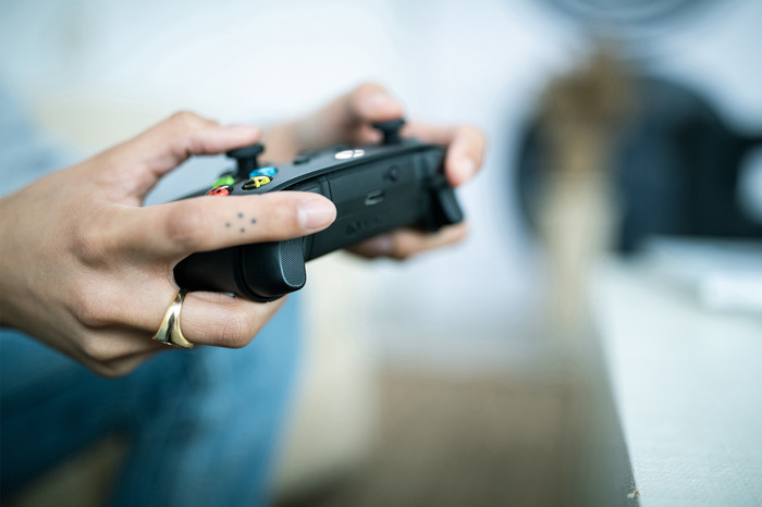 Xbox Series S 1TB Black + Wireless Controller Carbon Black product in use