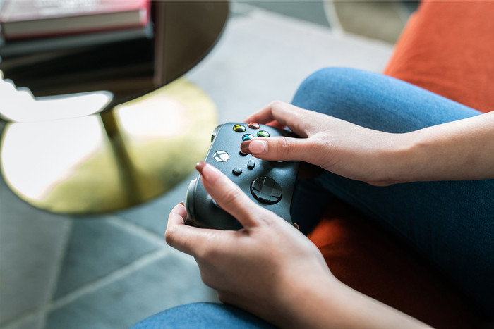 Xbox Series S 1TB Black + Wireless Controller Carbon Black product in use