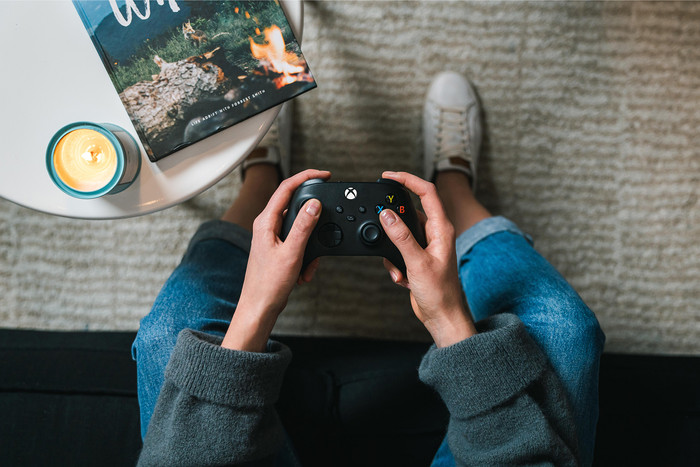 Xbox Series S 1TB Black + Wireless Controller Carbon Black product in use