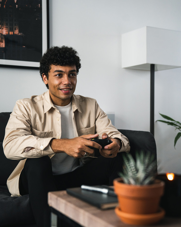 Xbox Series S 1TB Black + Wireless Controller Carbon Black product in use