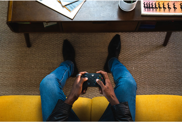 Xbox Series S 1TB Black + Wireless Controller Carbon Black product in use