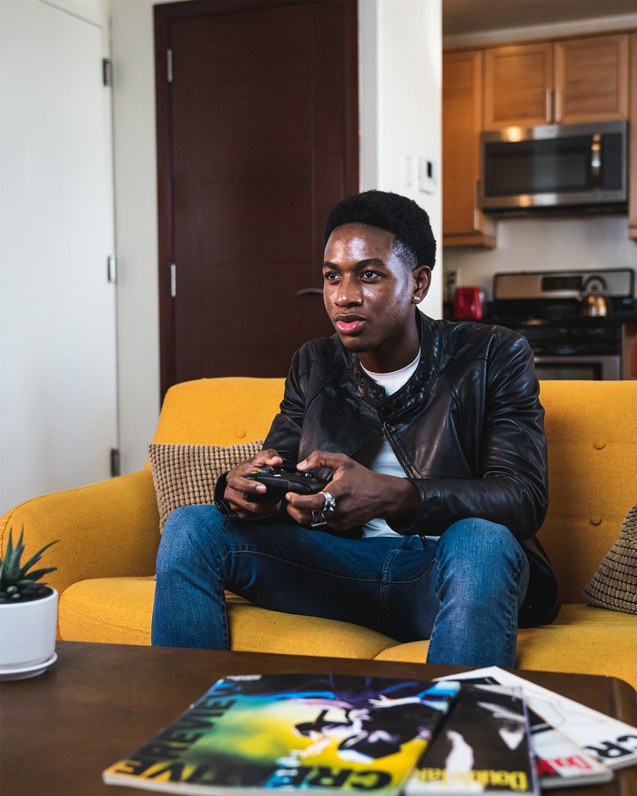 Xbox Series S 1TB Black + Wireless Controller Carbon Black product in use