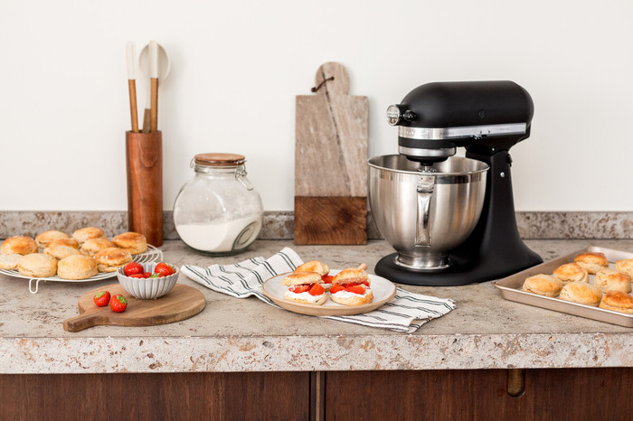 KitchenAid Artisan Mixer 5KSM175PS Cast Iron Black product in use