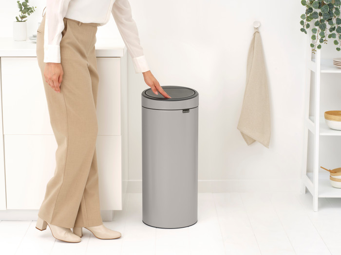 Brabantia Touch Bin 30 Liter Soft Grey product in gebruik