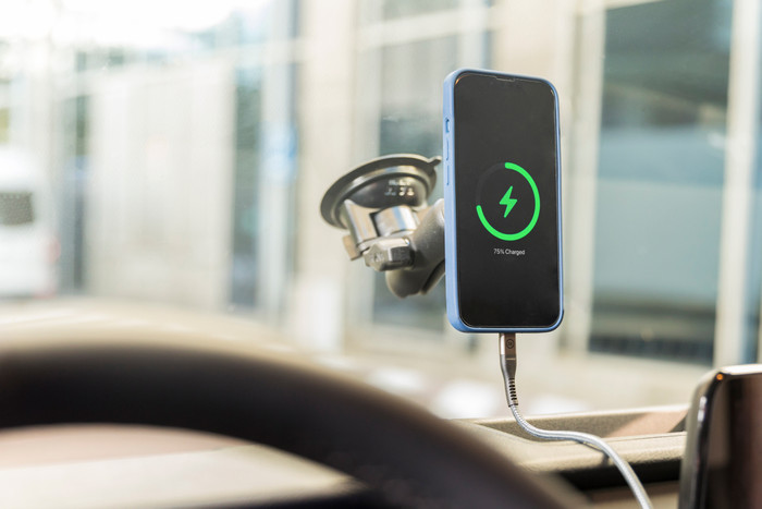 ACT Telefoonhouder Auto Luchtrooster/Dashboard met Draadloos Opladen + Oplader 18W product in gebruik