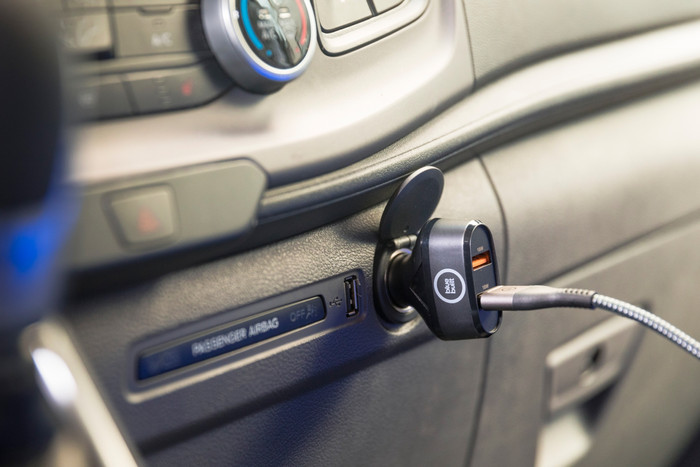 ACT Telefoonhouder Auto Luchtrooster/Dashboard met Draadloos Opladen + Oplader 18W product in gebruik