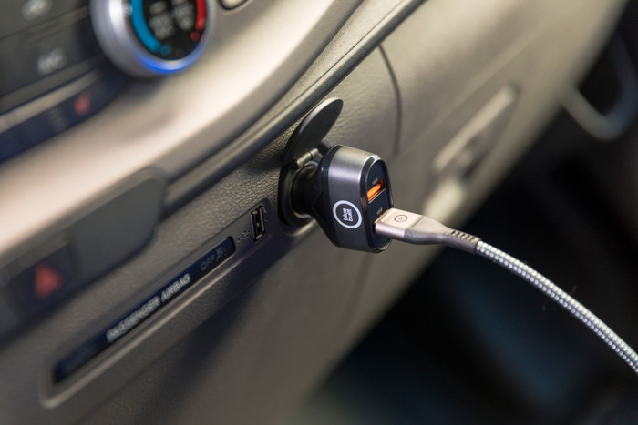 ACT Telefoonhouder Auto Luchtrooster/Dashboard met Draadloos Opladen + Oplader 18W product in gebruik