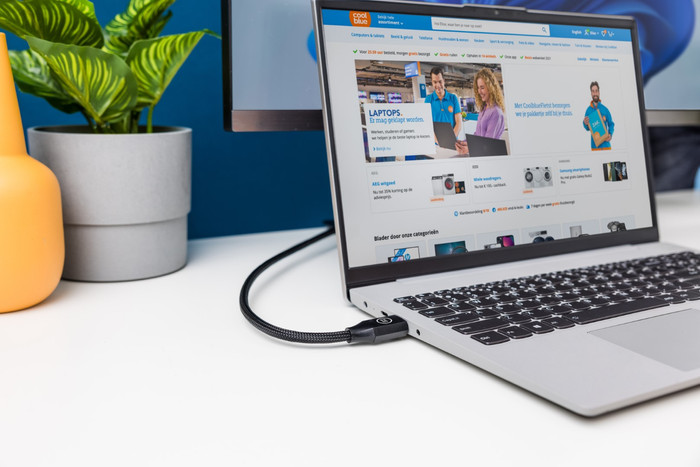 BlueBuilt HDMI Kabel 4K 60Hz Nylon 2 Meter + 90° adapter product in gebruik