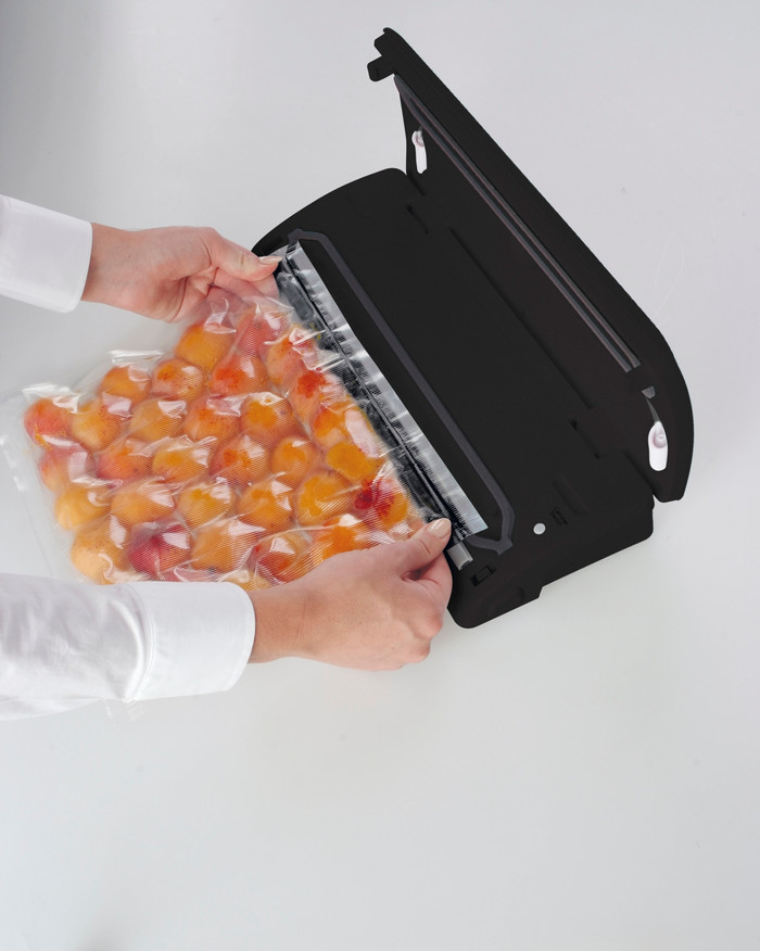 Solis Easy Vac Pro Metal Type 569 product in use