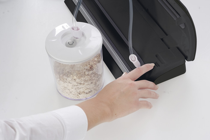 Solis Easy Vac Pro Metal Type 569 product in use