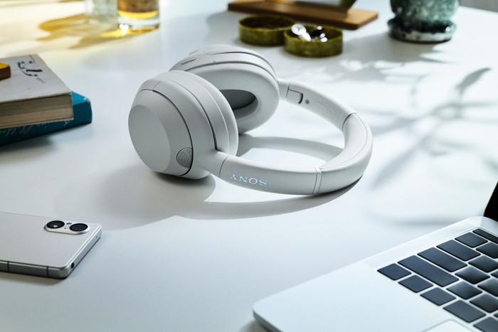 Sony ULT Wear Black + BlueBuilt Quick Charge Charger with USB-A Port 18W Black product in use