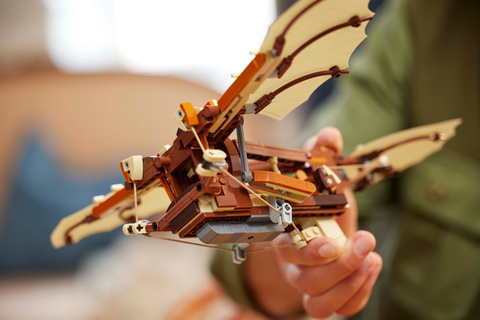 LEGO Icons de Vliegmachine van Leonardo da Vinci 10363 product in gebruik