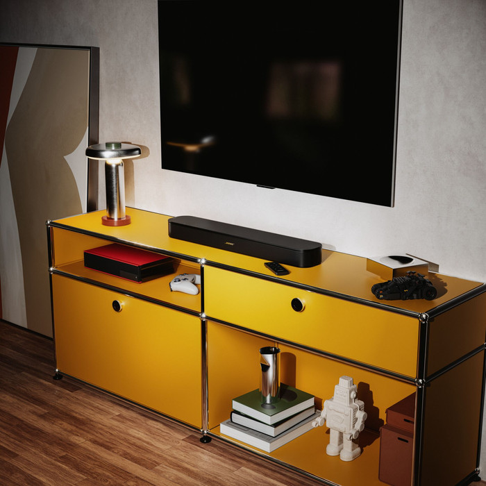 Bose T V Speaker (2nd Gen) product in gebruik