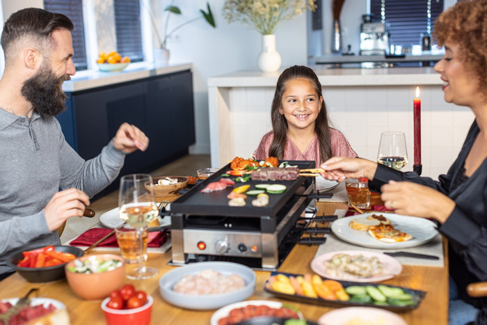 Solis Tabletop Grill 5-in-1 - 8 People product in use