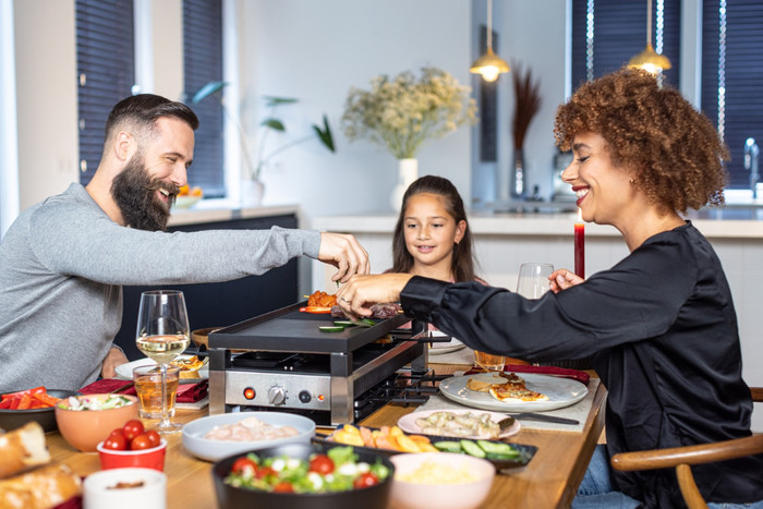 Solis Tabletop Grill 5-in-1 - 8 People product in use