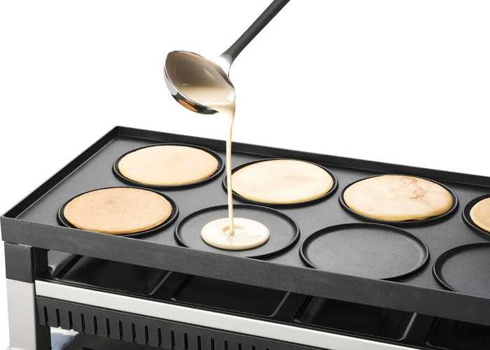 Solis Tabletop Grill 5-in-1 - 8 People product in use