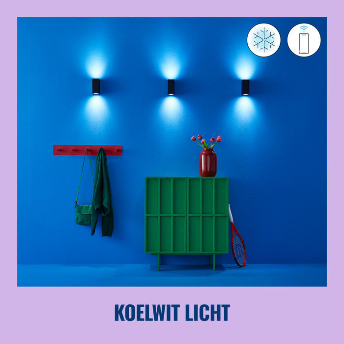 WiZ Up and Down Wandlamp - Wit en Gekleurd Licht - zwart product in gebruik