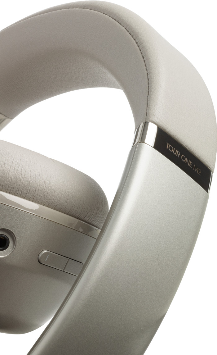 JBL Tour One M2 Champagne detail