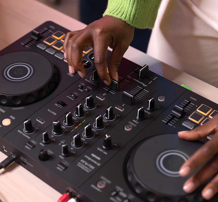 Pioneer DJ DDJ-FLX4 + Pioneer DJ HDJ-CUE1 + Pioneer DJ DM-50D-BT Black product in use