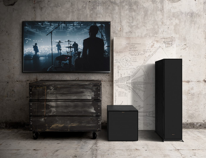 Klipsch R-121SW product in use