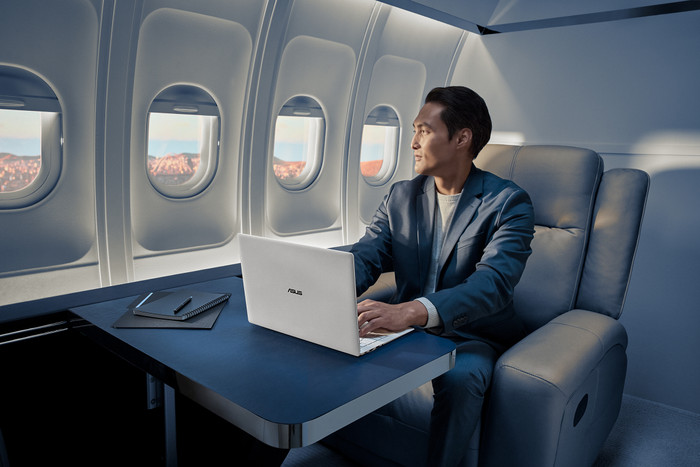 ASUS ExpertBook Ultra 14 inches OLED Copilot+ PC B9406CAA-TH0875X-S QWERTY product in use