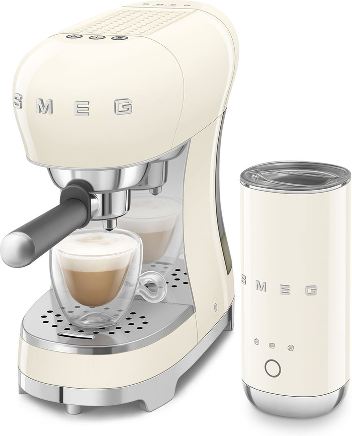 SMEG ECF12CREU Creme + melkopschuimer product in gebruik