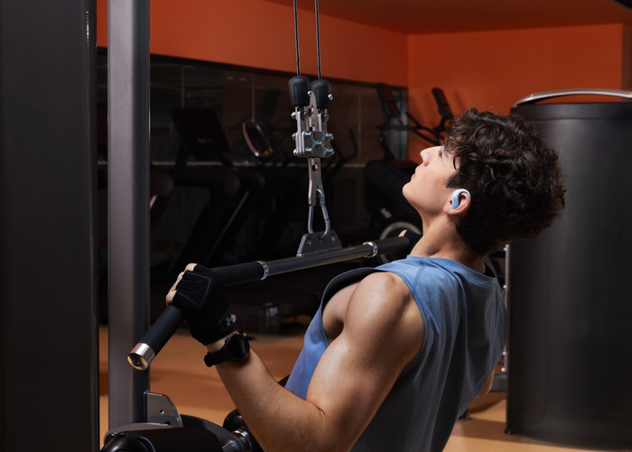 Shokz OpenFit Air 2 Blauw product in gebruik