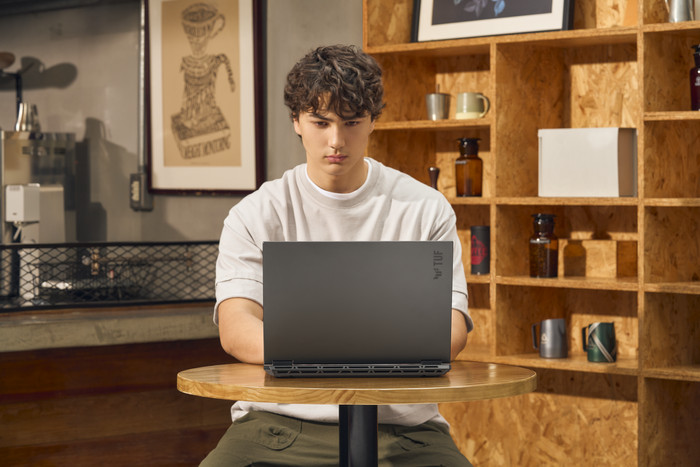 ASUS TUF Gaming 16 FA608UM-RV014W AZERTY product in gebruik