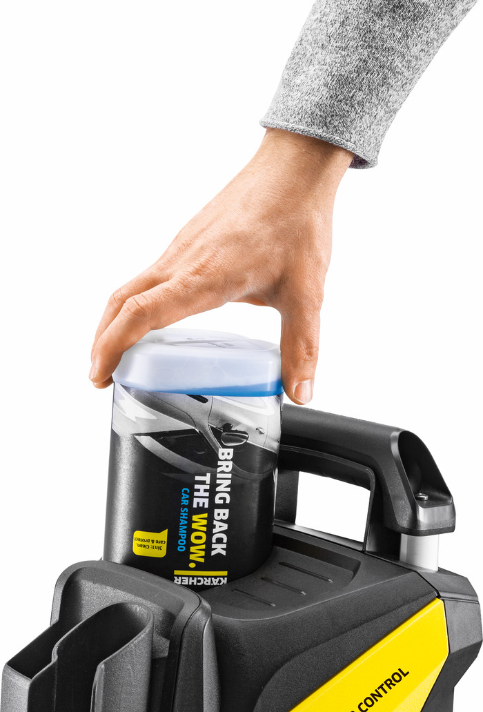Kärcher Connect & Clean 3-in-1 Autoshampoo product in gebruik