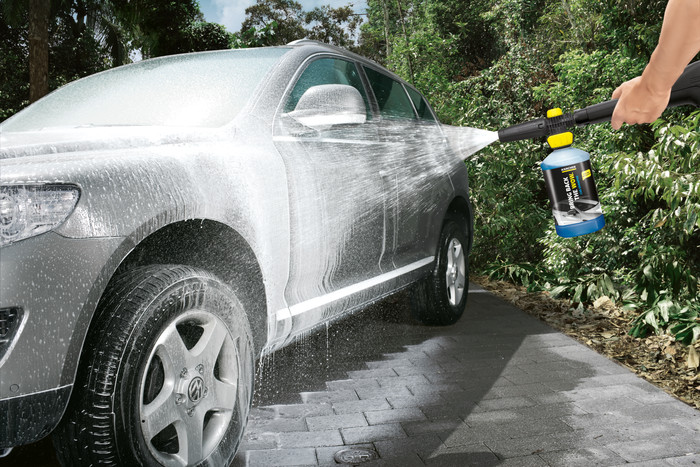 Kärcher Connect & Clean 3-in-1 Autoshampoo product in gebruik