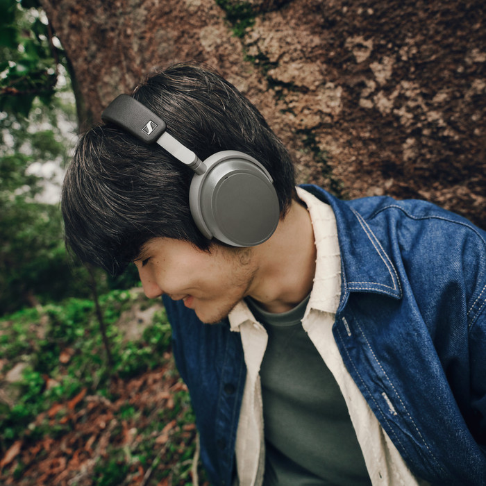 Sennheiser HDB 630 Lunar Silver product in gebruik