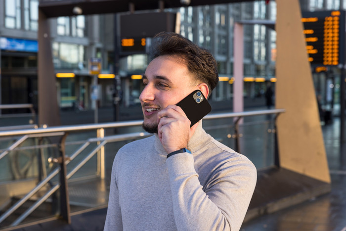 BlueBuilt Soft Case Apple iPhone 14 Back Cover Zwart product in gebruik