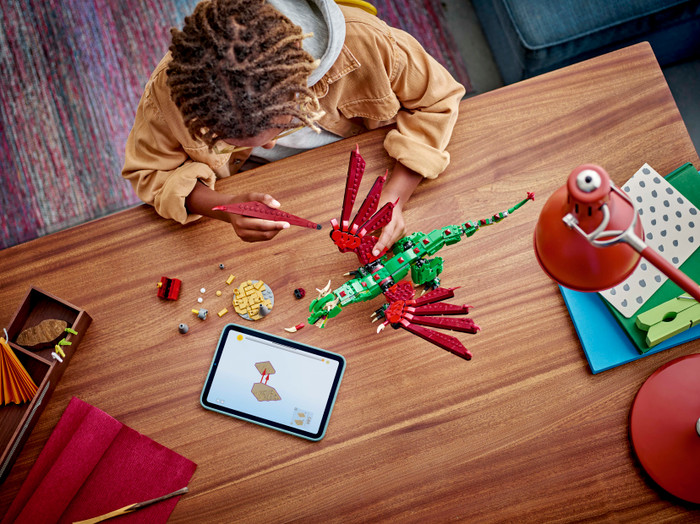 LEGO Creator 3-in-1 Middeleeuwse draak 31161 product in gebruik