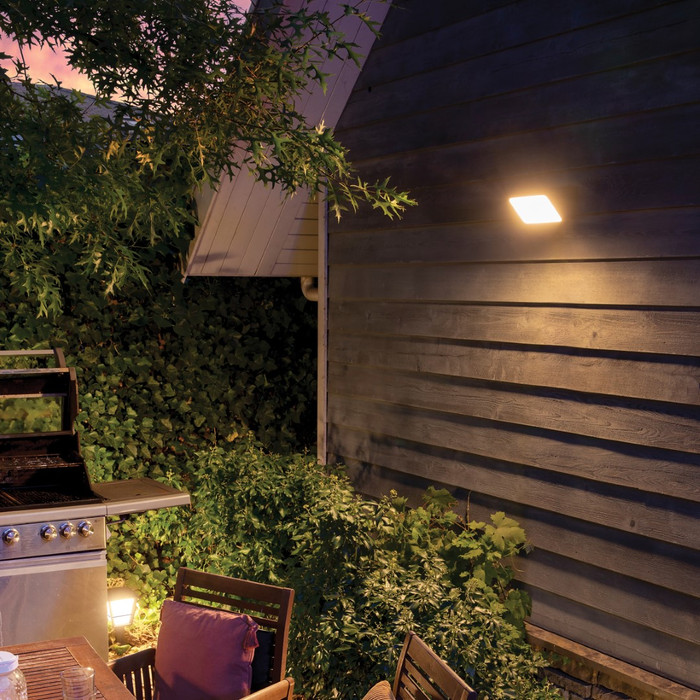 Philips Hue Welcome Verstraler White + buitensensor product in gebruik