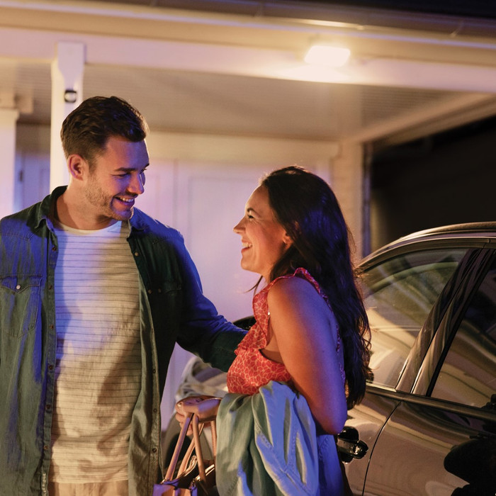 Philips Hue Welcome Verstraler White + buitensensor product in gebruik